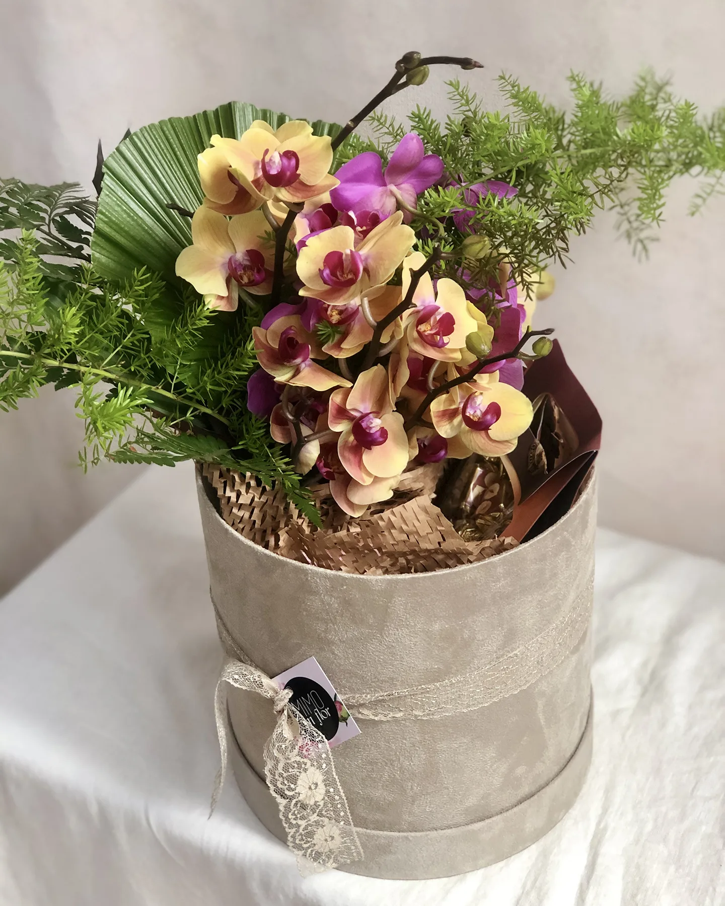 Kit Box Camurça M com Orquídeas <br>Caixa de Chocolate Lindt