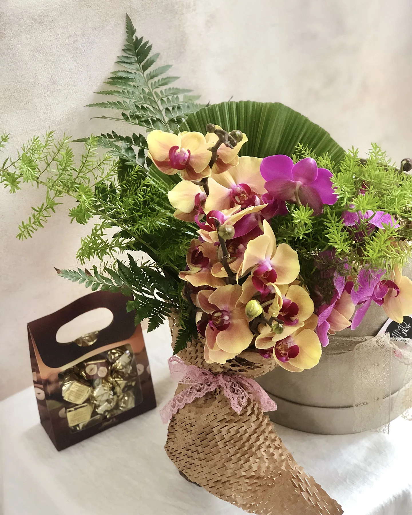Kit Box Camurça M com Orquídeas <br>Caixa de Chocolate Lindt - Image 2