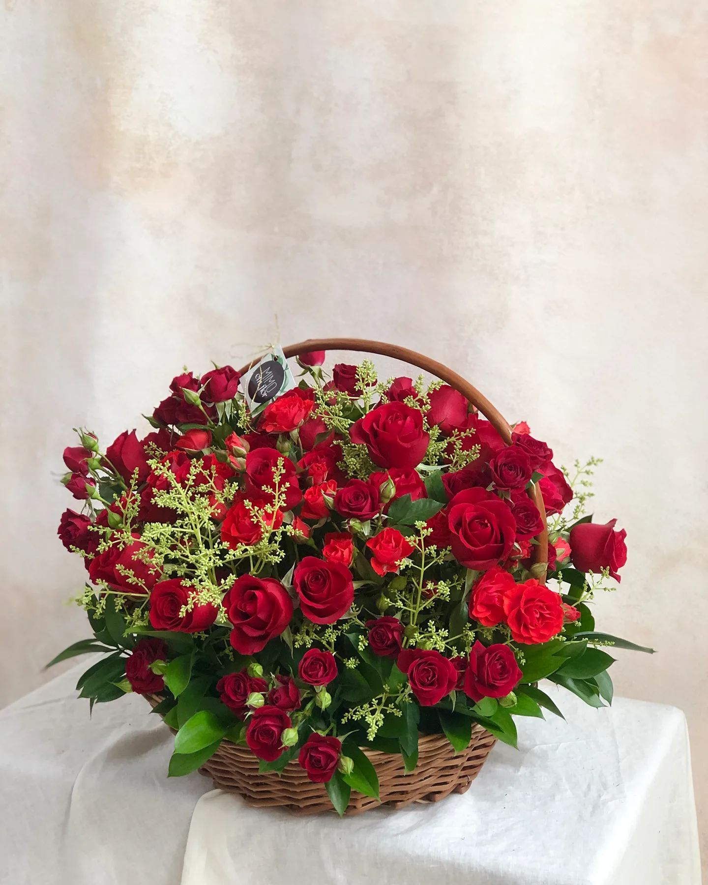 Cesta de Vime G <br>Rosas Vermelhas