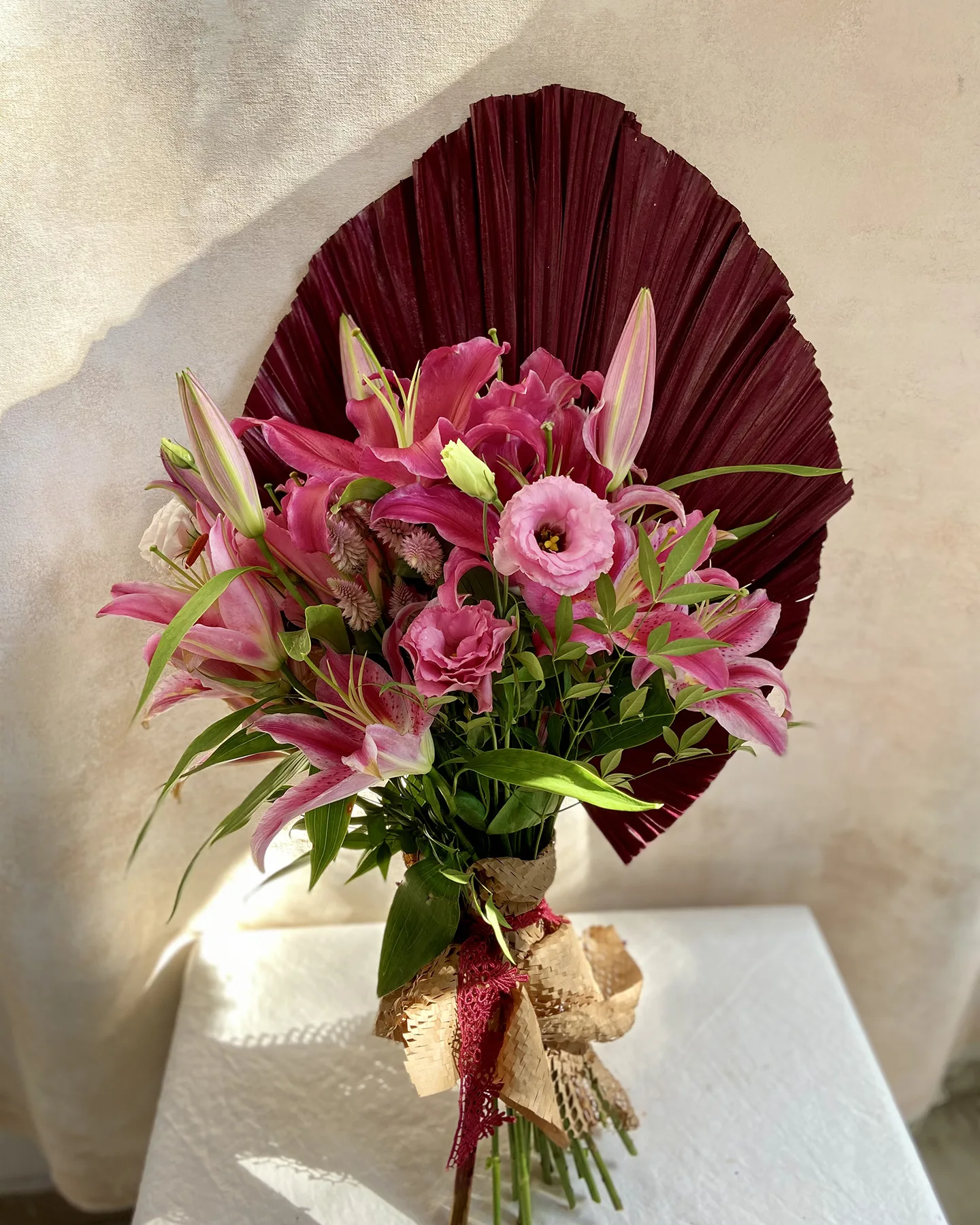 Buquê G <br> Latânia marsala e Lírios - Image 3