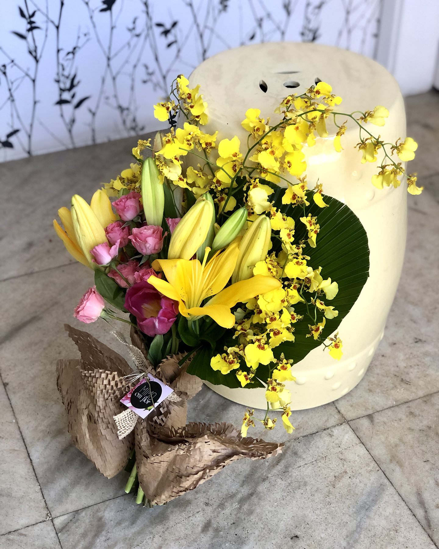 Buquê P Orquídeas e Lírios Tons de Amarelo – MIMOemflor | MIMO Cenografia