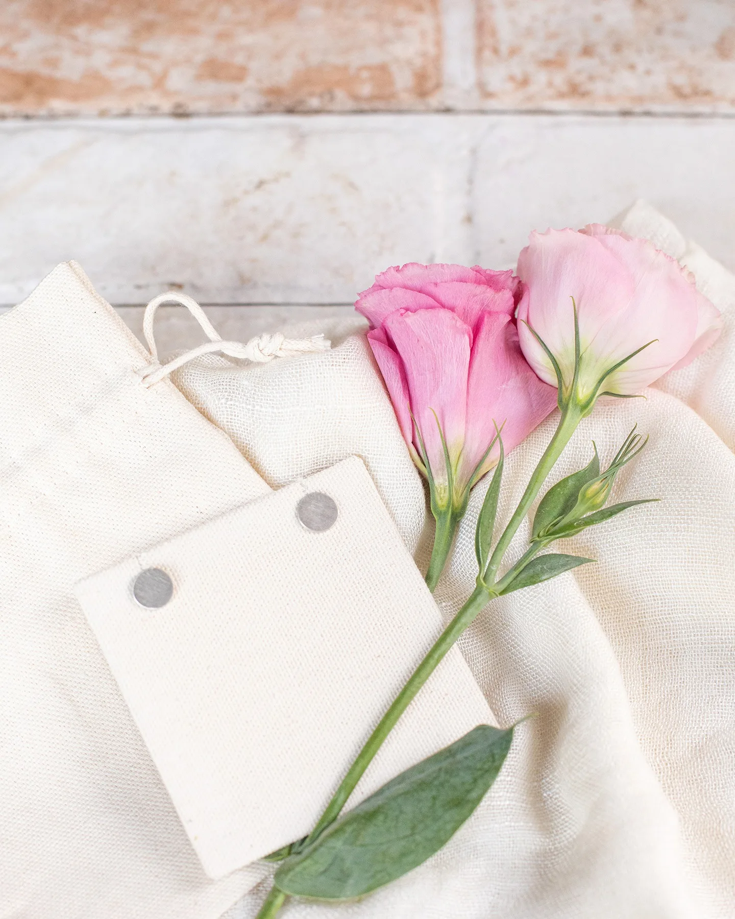 Kit Box Coração Camurça Rosa  <br> Brinco Prata Banhada a Ouro  Viviana Terra - Image 3