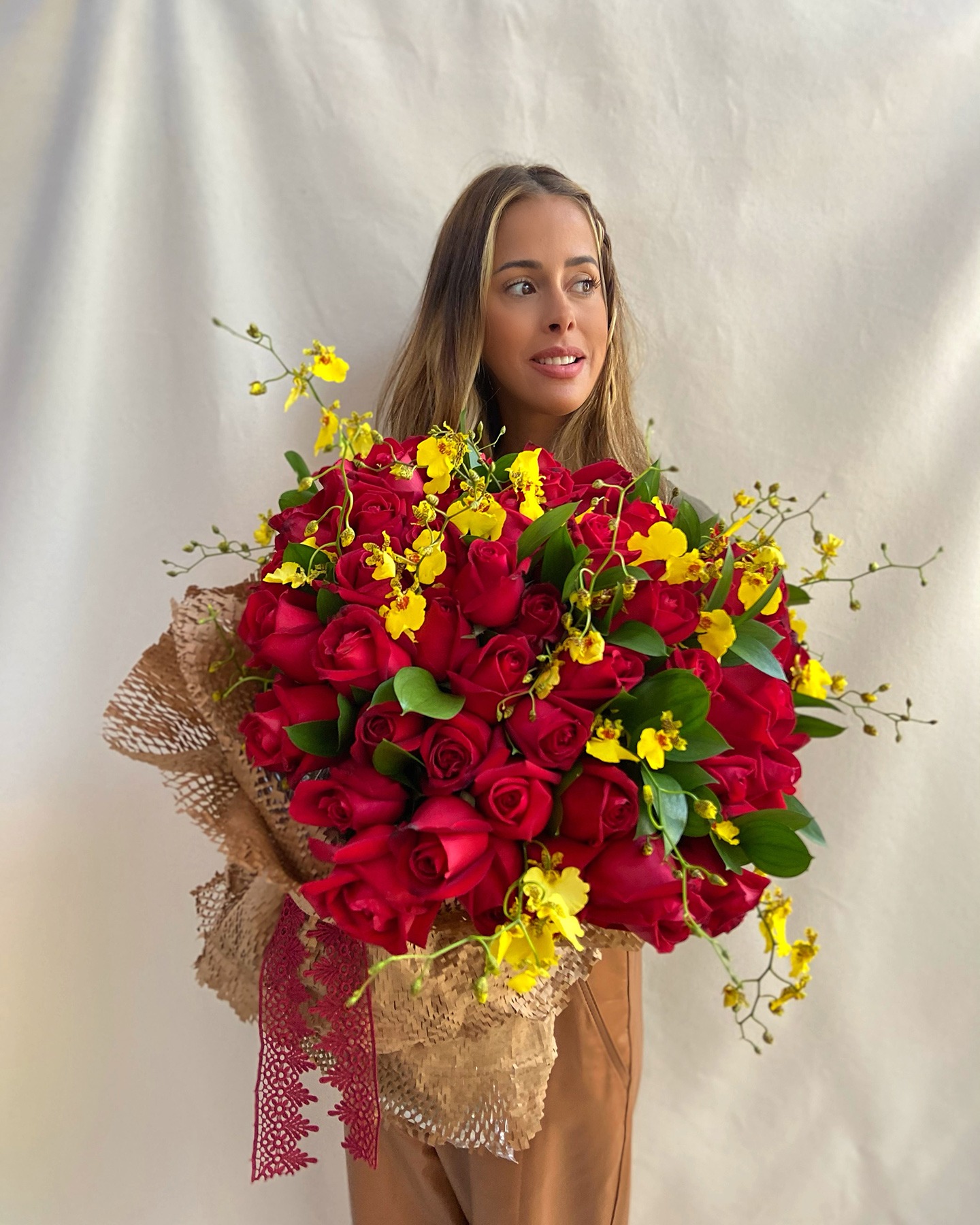 Buquê GG 100 Rosas Vermelhas e Orquídea – MIMOemflor | MIMO Cenografia