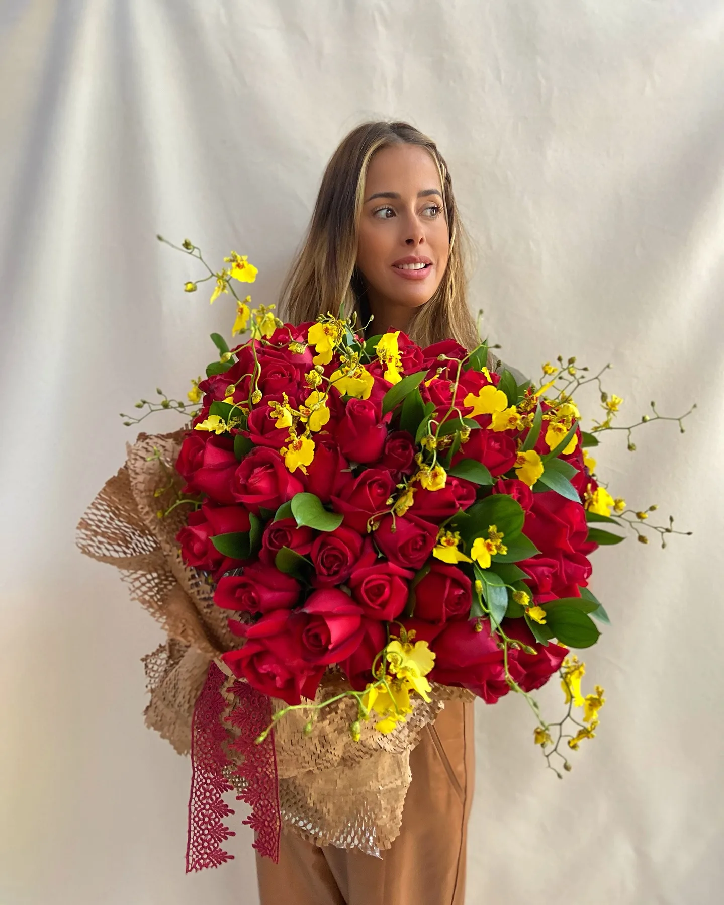 Buquê GG <br> 100 Rosas Vermelhas e Orquídea