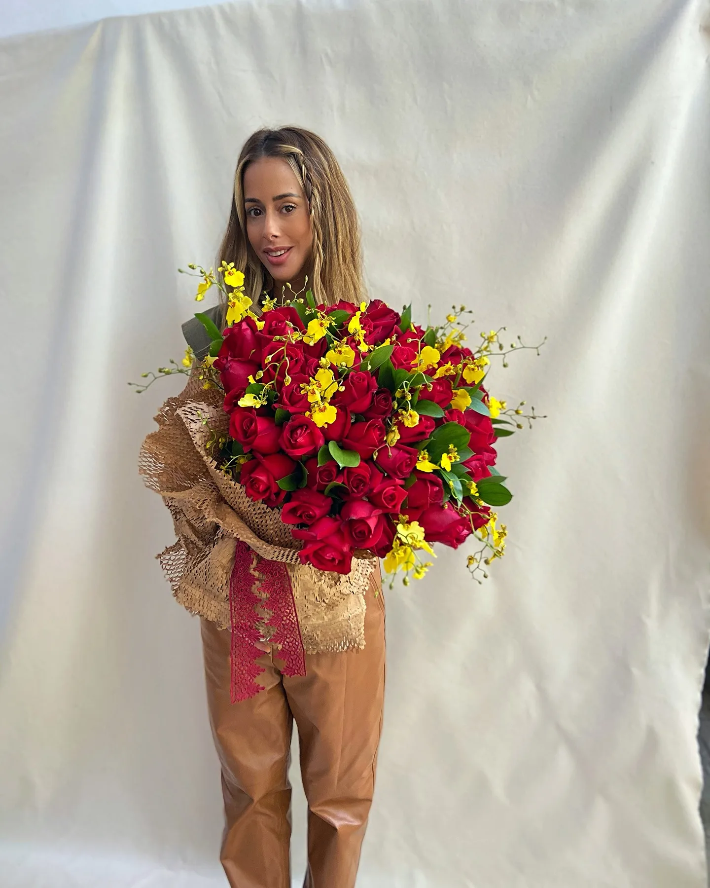 Buquê GG <br> 100 Rosas Vermelhas e Orquídea - Image 3