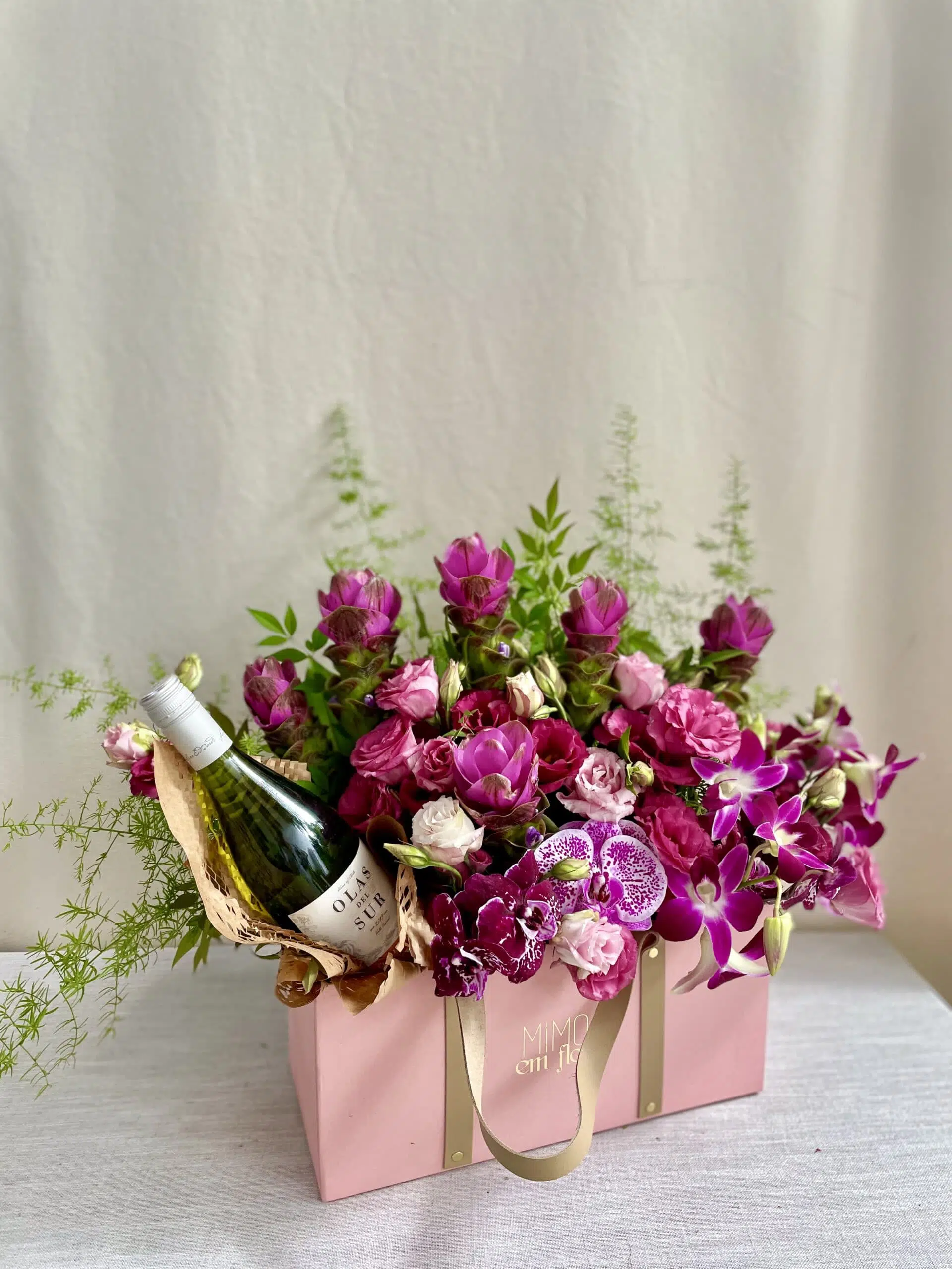 Kit Bolsa G Rosa <br> Com Orquídea, Lisianthus e Curcuma <br> e Vinho Branco 750ml
