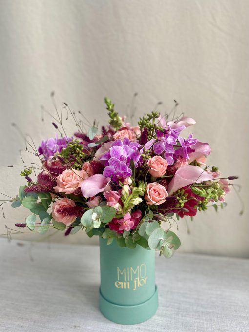 Box Pétit com Arranjo Clássico M <br>  Minirrosa, Orquídea, Eucalipto (caixa marfim ou rosa; Tiffany indisponível