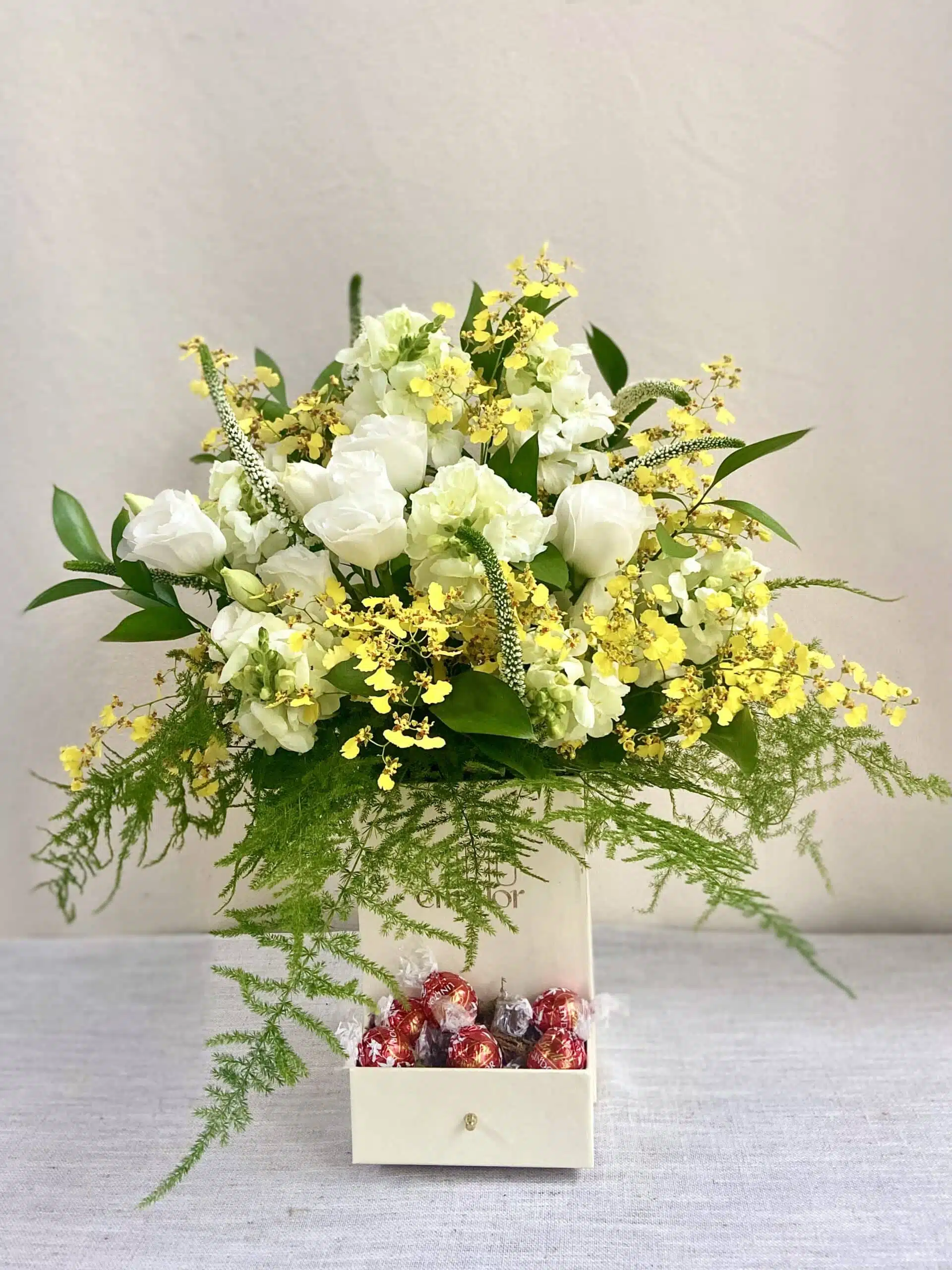 Kit Box Marfim com Gaveta <br>  Lisianthus e Orquídea <br>  com Bombons Lindt