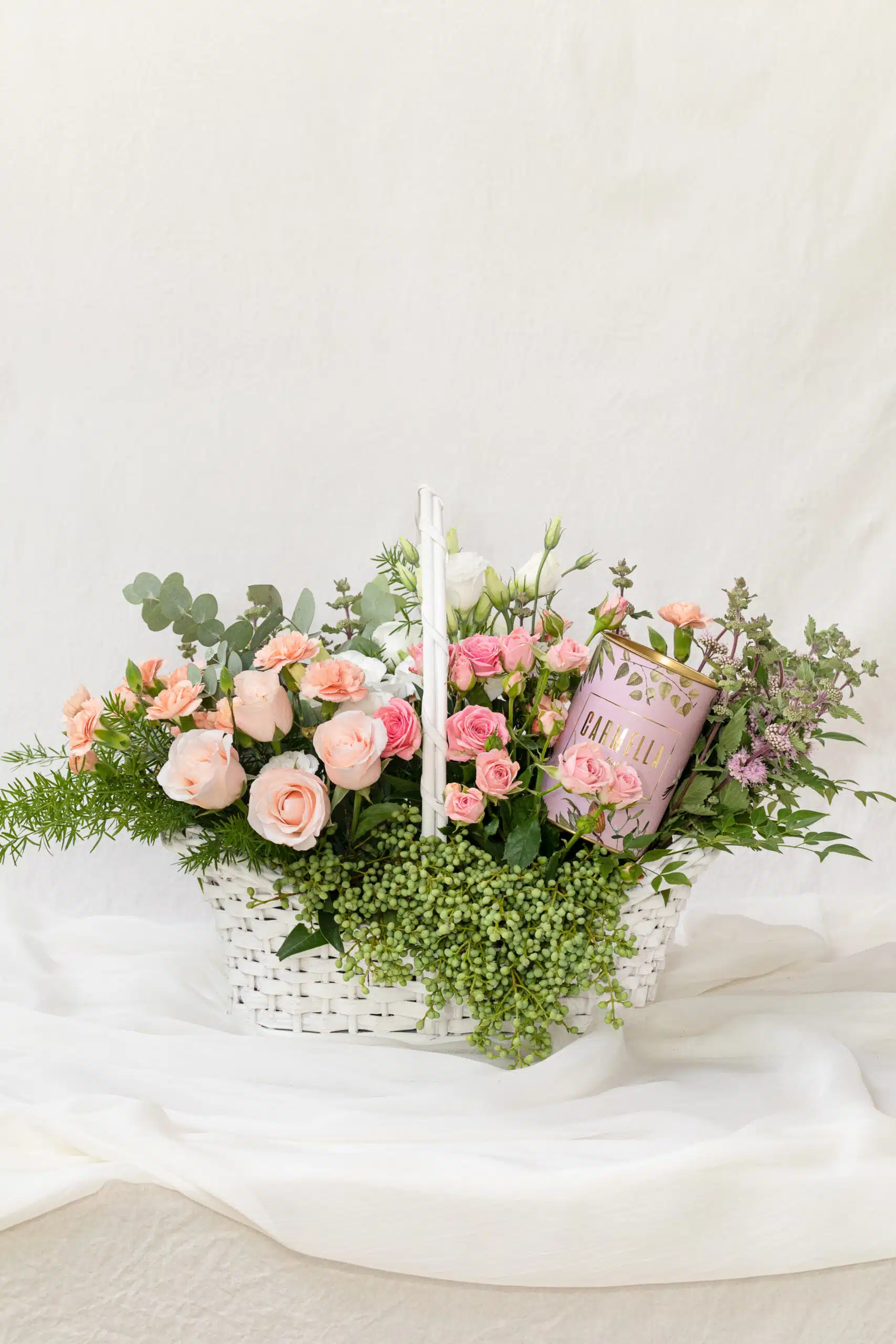 Cesta Tons Pastel com Lata de Amêndoa Caramelizada Carmella Patisserie