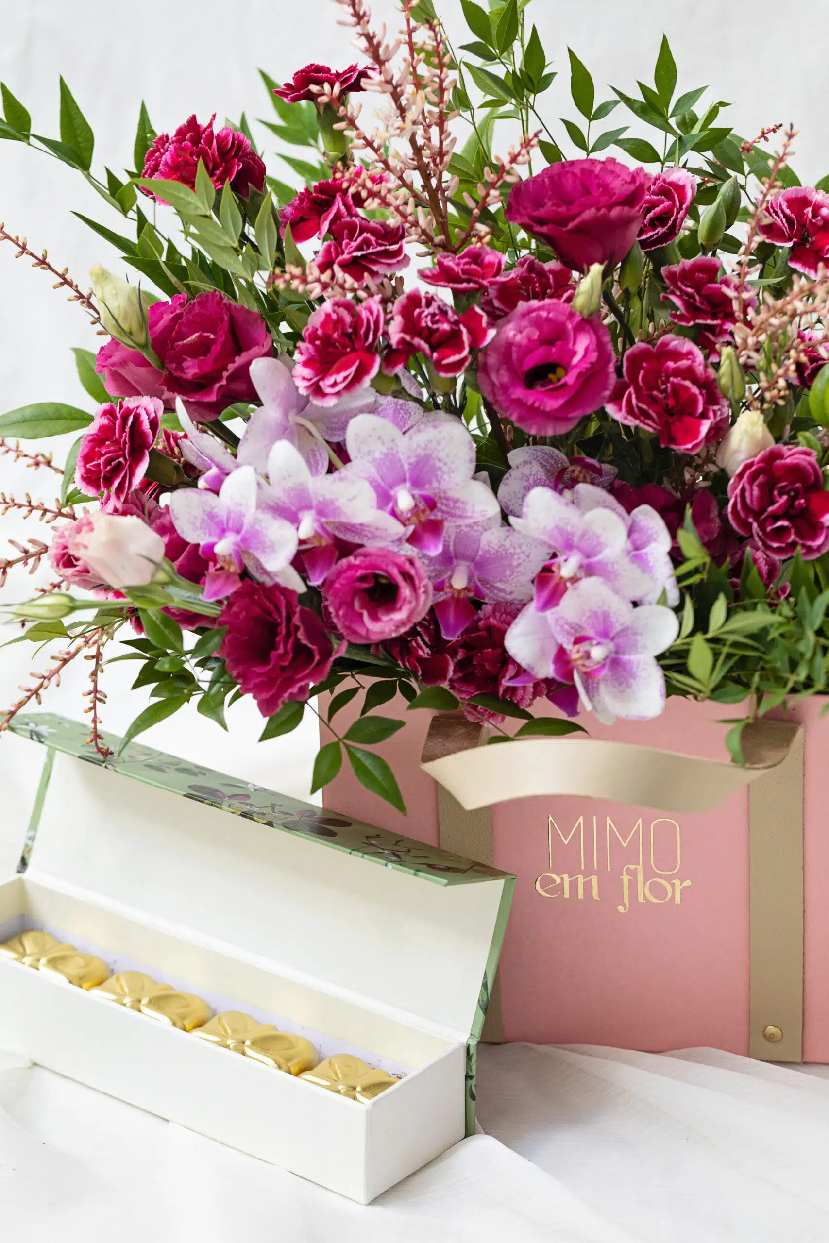 Bolsa M Orquídea com Caixa de Pão de Mel Carmella Patisserie