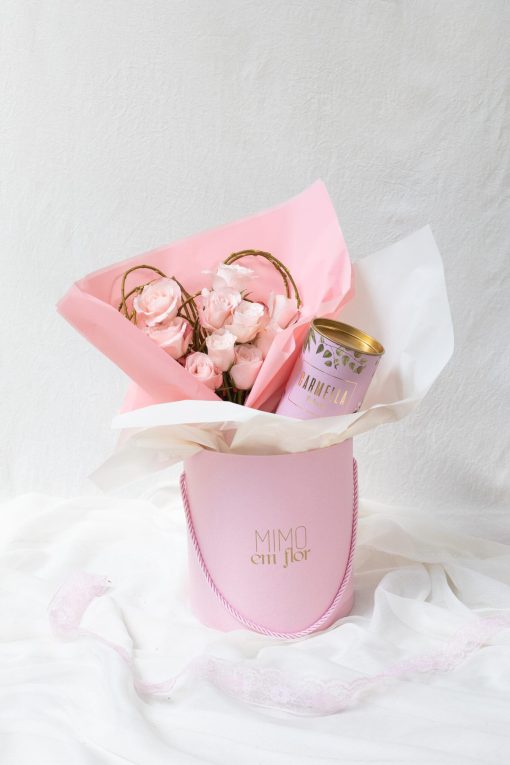 Box Coração de 10 Rosas e Lata de Lascas de Chocolate Belga