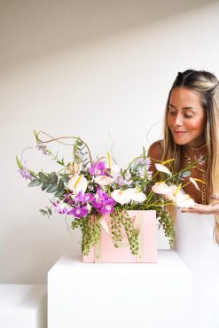 Bolsa M com arranjo de mini antúrios e orquídeas (mais tamanhos disponíveis) - Image 3