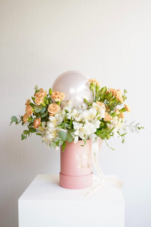 Box rosa alstroeméria e cravina com balão personalizado