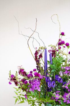 Box G com arranjo em tons de roxo e pink + par de velas castiçal roxas  (mais tamanhos e cores disponíveis) - Image 3