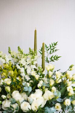 Box G com arranjo em branco e verde + par de velas castiçal verdes (mais tamanhos e cores disponíveis) - Image 3
